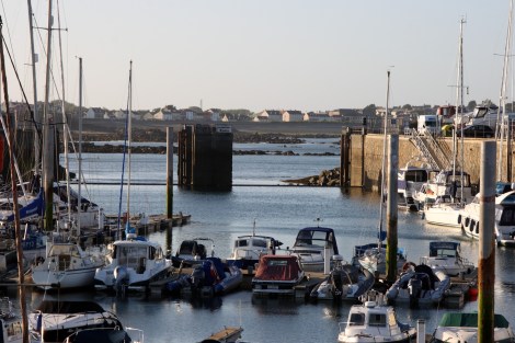 Blick durch die Marina, Anke-Sophie liegt ganz rechts im Bild