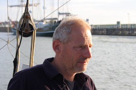 Der Skipper ist konzentriert vor der Schleuse zur Waddenzee