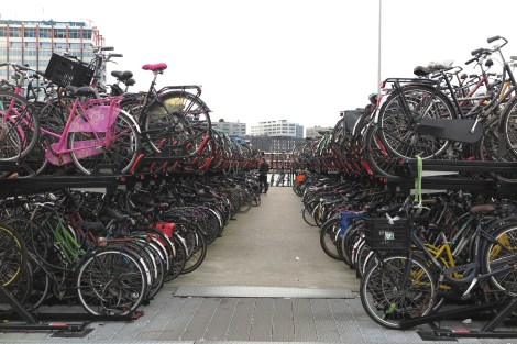 Fahrradparkplatz davor