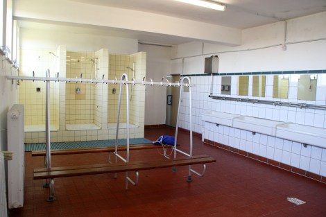 Die Duschen im Kassernenstil, bei den Damen nur mit kaltem Wasser