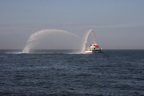 und starten die Pumpen auf der Reede vor Borkum